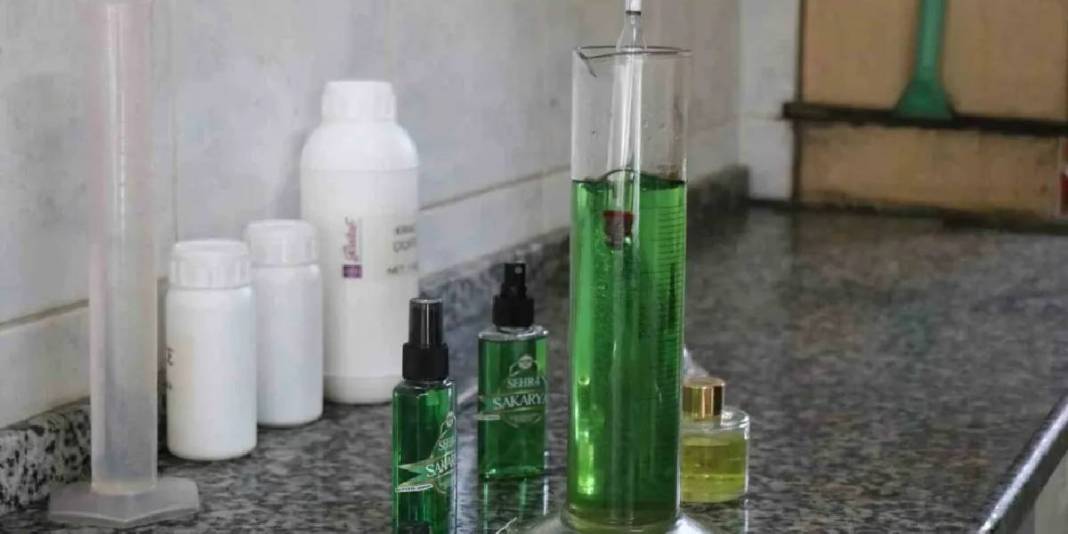 Çiçekler şişelere giriyor, kokusunu tüm dünya alıyor: 3 boyutlu özelliğiyle dikkat çekiyor 4